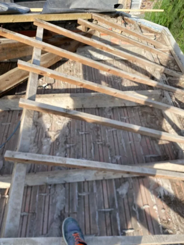 Charpentier travaillant sur une charpente en bois