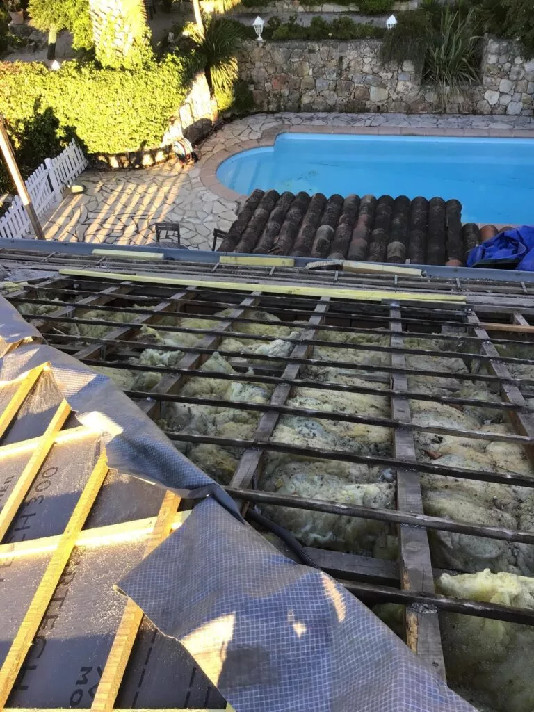 Infiltration d’eau sur une toiture nécessitant une reprise d’étanchéité