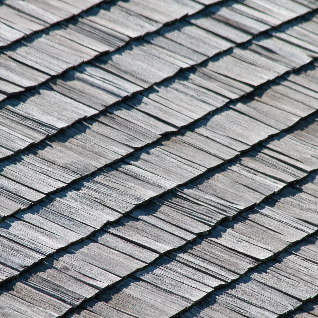 Toiture en tavillons de bois, couverture traditionnelle suisse